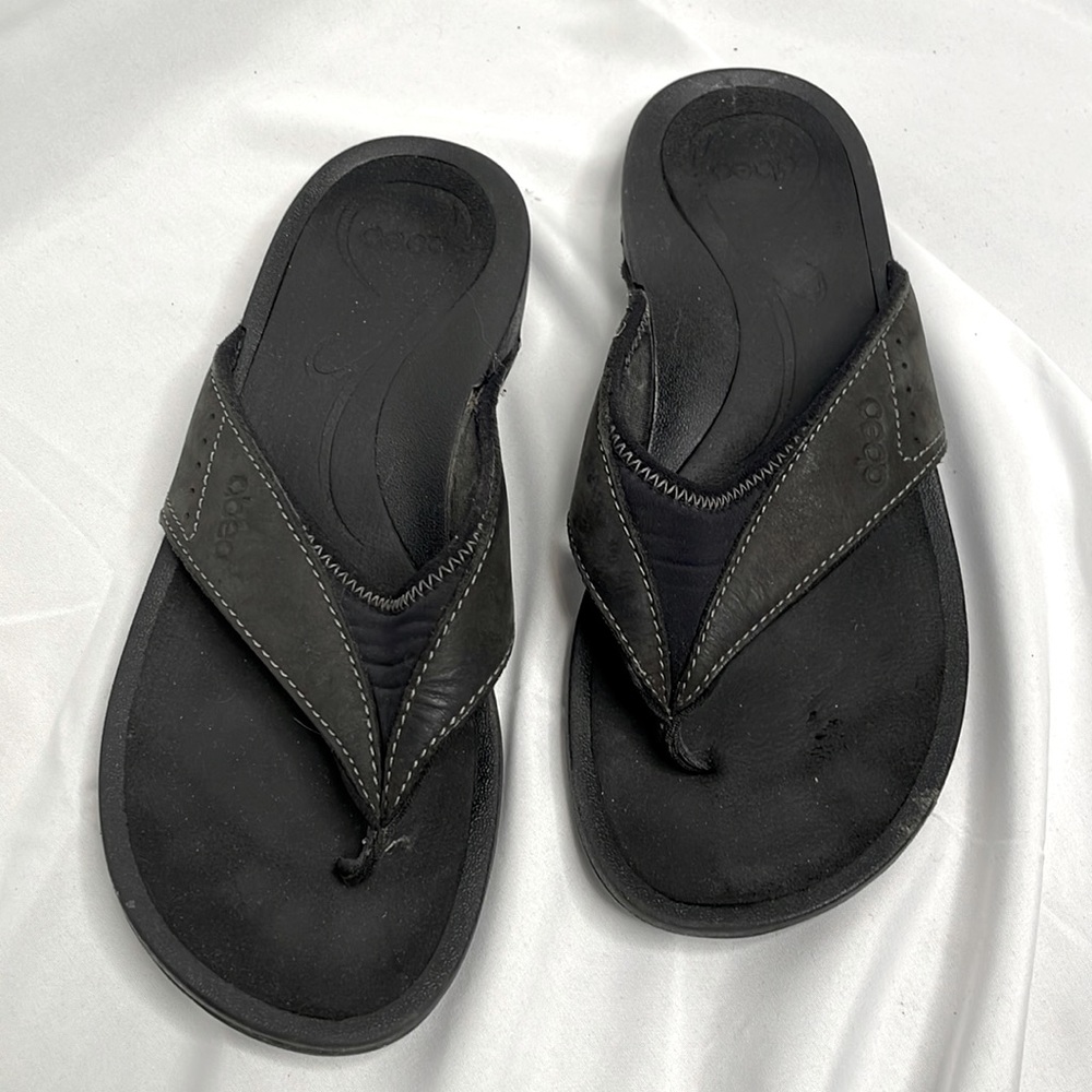 Abeo orthopedic type flip flops. Black with a supportive arch.